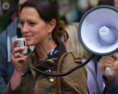 afonia-disfonia-diferencias-voz-cuerdas-vocales