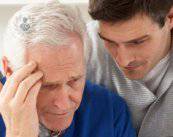 ¿Qué actitud debe tener el cuidador de una persona con demencia ante situaciones conflictivas?
