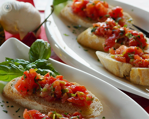 mujer-contenta-ensalada