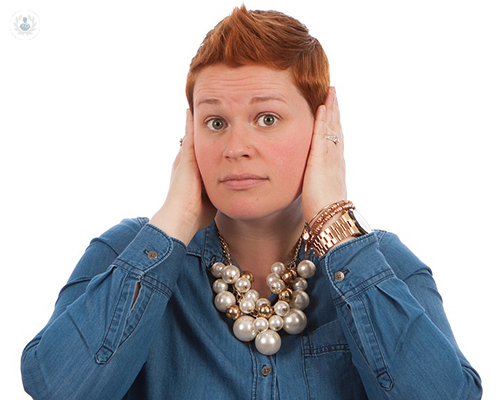 mujer-oido-oreja-hipoacusia-audifonos