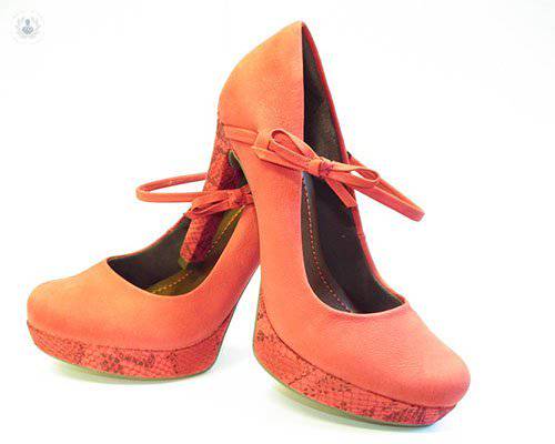 como-cuidar-los-pies-la-importancia-de-utilizar-el-calzado-adecuado imagen de artículo