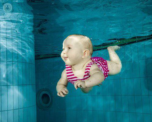¿Qué beneficios aporta la natación a los bebés?