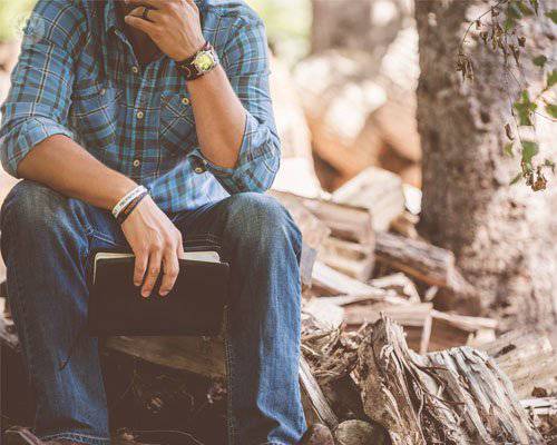 hombre-sentado-preocupacion-por-la-peyronie