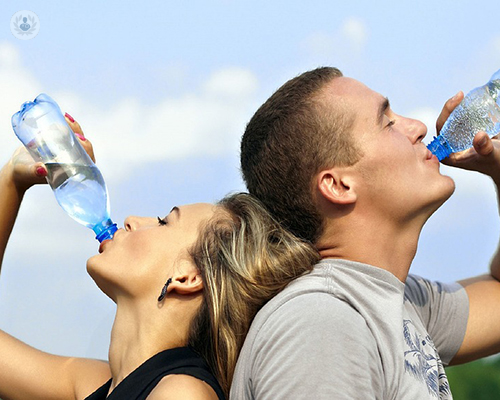 beber-agua-como-prevencion