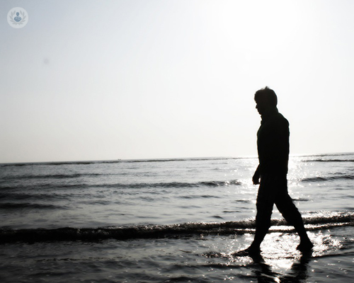 hemorroides-dolorosas-persona-caminando-infinito-dolor