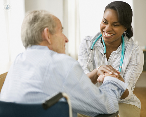 persona-mayor-con-cuidadora