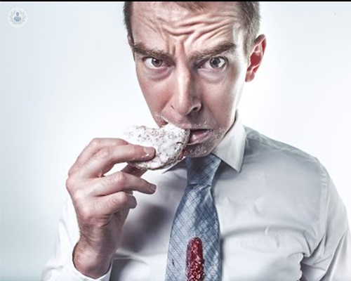 hombre-comiendo-alimento-con-gluten