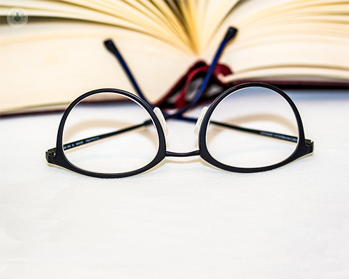 gafas-sobre-mesa