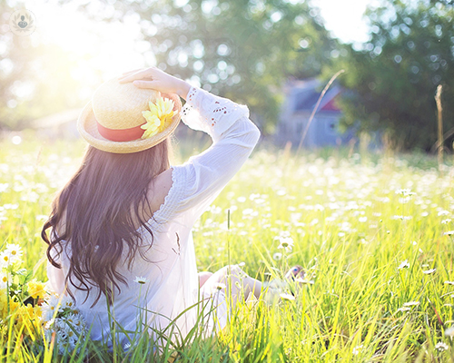 mujer-tomando-el-sol