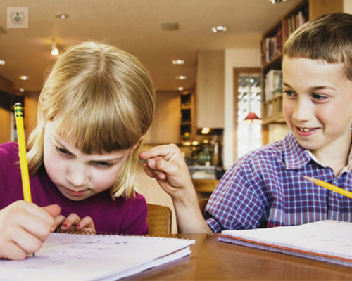 ninos-haciendo-deberes