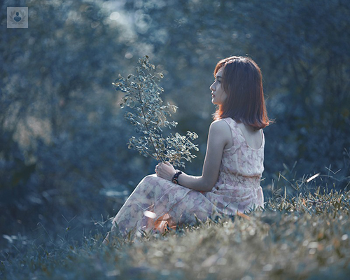 chica-joven-mira-al-horizonte