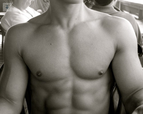 aumento-pectorales-hombre