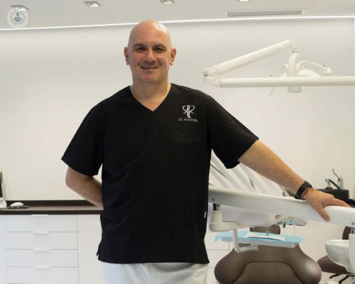 miguel-alvarado-en-su-clinica