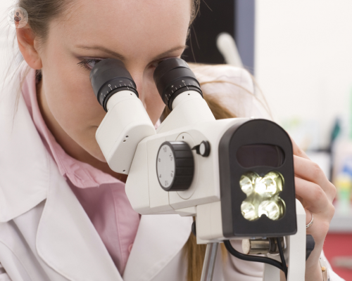 medica-realizando-una-colposcopia