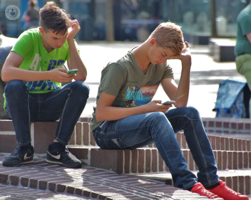 ¿Es adicto al móvil mi hijo adolescente? ¿Cómo debo abordarlo?