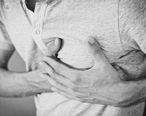 hombre-se-toca-el-corazon