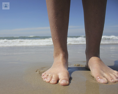 Los pies planos, ¿se pueden corregir con plantillas o fisioterapia?