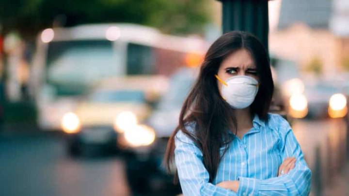 jovenes-en-foco-rojo-por-covid-19 imagen de artículo