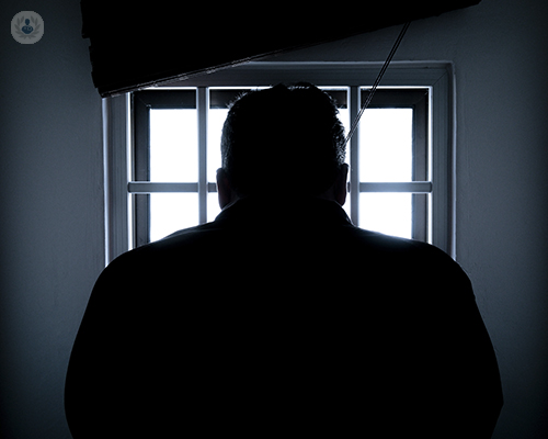 hombre-encerrado-en-casa