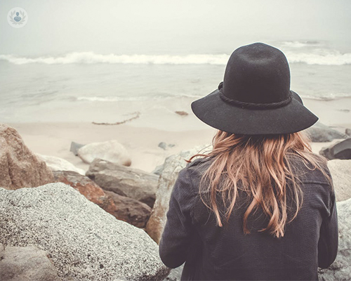 mujer-mirando-al-horizonte